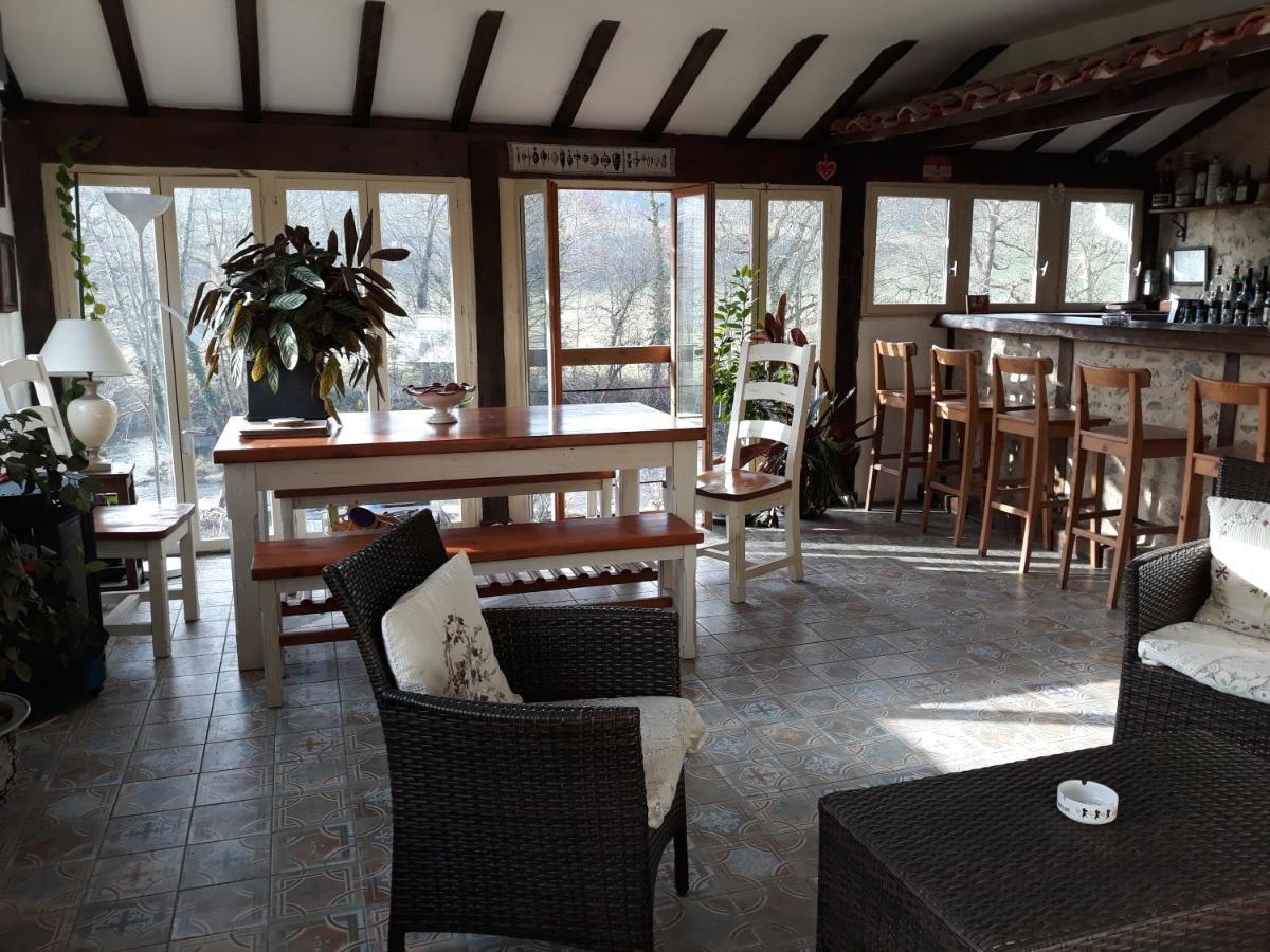 Menet Villa Montbron Exterior photo